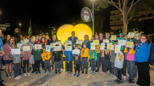 Η "Καθαρή Εβδομάδα" μεταφέρει το μήνυμα της ευγνωμοσύνης φωτίζοντας με κίτρινο χρώμα όλη την Ελλάδα