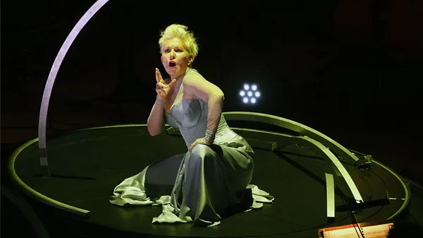 Ιδιαίτερα, πλην σαγηνευτικά προγράμματα σπουδαίων σολίστ (ΝτιΝτονάτο – Λατρύ – Δεσύλλας) στο Μέγαρο