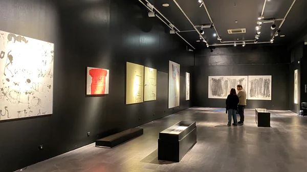 Ξενάγηση στην έκθεση του Γιώργου Λαζόγκα στο Εθνικό Αρχαιολογικό