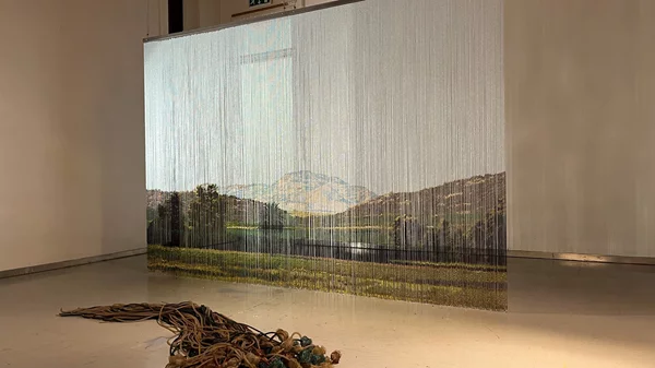 Τα "Αέρινα Περάσματα" της Μαρίνας Γκενάντιεβα μετατρέπουν την εικαστική μορφή σε ενεργητική εικόνα