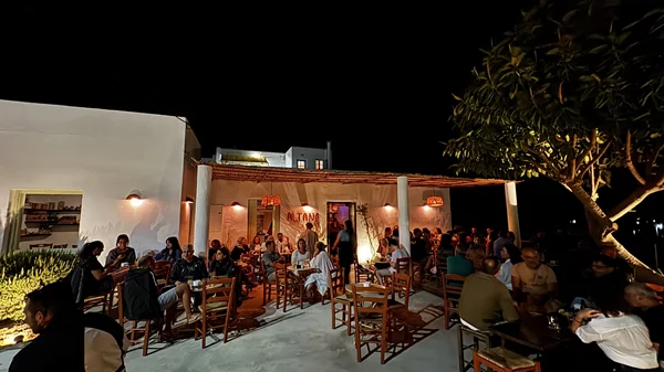 Το bar που έκανε τη διαφορά φέτος στην Πάρο βρίσκεται σε ένα χωριό