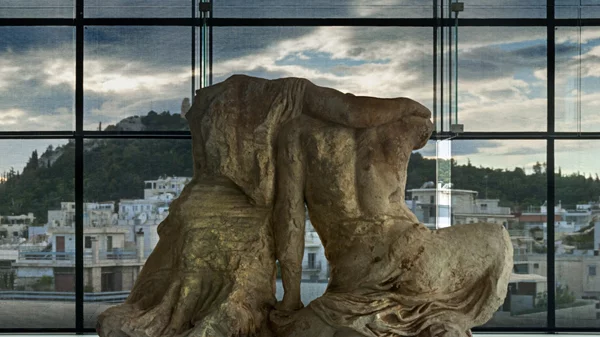 Η Μαρία Λουτζακλή εισβάλει στη προσωπική ζωή των αγαλμάτων του Μουσείου Ακρόπολης