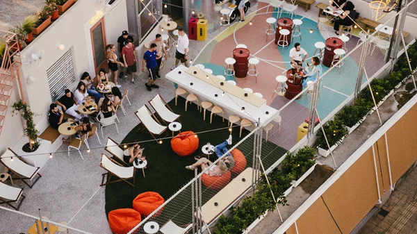 "Easy Peasy": Casual meets cool στην ταράτσα που θυμίζει τα γήπεδα μπάσκετ του Μπρονξ της Νέας Υόρκης