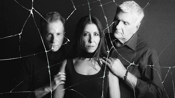 Ο Κώστας Μπίγαλης επιστρέφει με την "Προδοσία" του Χάρολντ Πίντερ στο θέατρο Άβατον