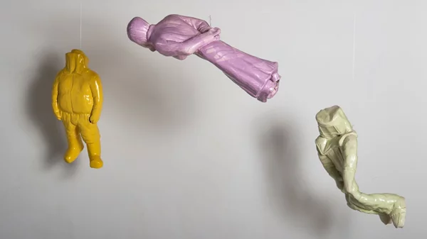 Ο Γιώργος Αλεξανδρίδης κατορθώνει να αντλήσει ένα μεστό σε νοήματα περιεχόμενο με συμβολικές προθέσεις