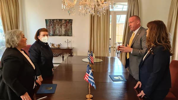 Δύο πολύτιμα αρχαία αντικείμενα παραδόθηκαν στην Υπουργό Πολιτισμού Λίνα Μενδώνη