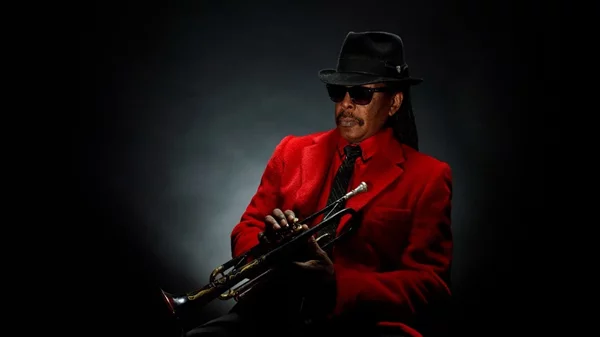 O Boney Fields γκρουβάρει το "Half Note"