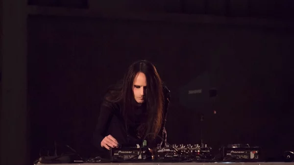 Ο Γιώργος Φακίνος resident DJ στο LouLou Is Present