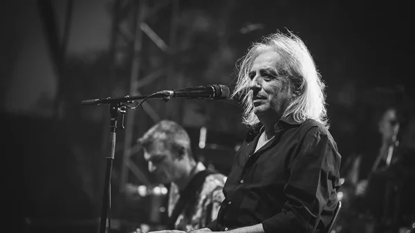 Χορεύοντας την "αμνησία" με γυαλιά πρεσβυωπίας (στο κεφάλι)