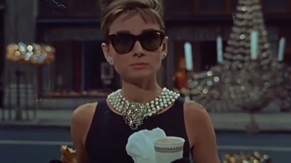 Έξι διαχρονικά staples από την γκαρνταρόμπα της Όντρεϊ Χέπμπορν που δεν θα σταματήσουμε ποτέ να φοράμε