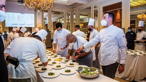 Χρυσοί Σκούφοι 2022: Οι σεφ Αστέριος Κουστούδης και Τάσος Μαντής δημιούργησαν ένα αξέχαστο μενού από σκουπίδια!