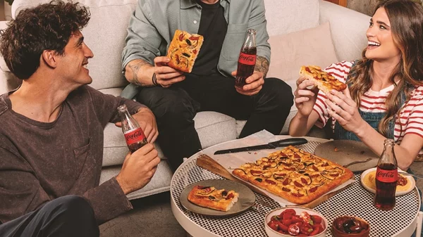 Η Συνταγή της Μαγείας: Η Coca-Cola και ο αγαπημένος chef Άκης Πετρετζίκης, σε προσκαλούν να ζήσεις ξανά το καλύτερο Κυριακάτικο γεύμα της ζωής σου