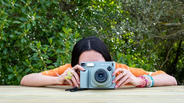 Η νέα instax WIDE 400 της FUJIFILM είναι το μόνο χριστουγεννιάτικο δώρο που χρειάζεσαι