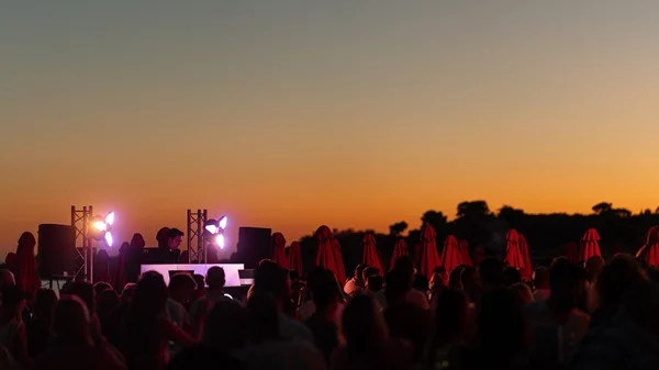 Το καθιερωμένο Sun:Set® Party στο DOT Beach Vibes έφερε τη μαγεία του καλοκαιριού στην Α’ Πλαζ Βούλας