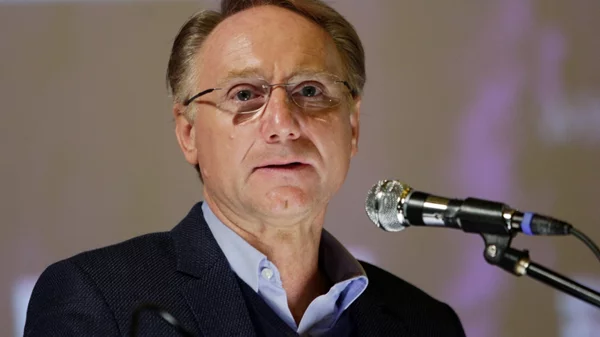 To νέο βιβλίο του Νταν Μπράουν μεταφέρεται σε σειρά στο Netflix