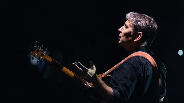 Ο Σωκράτης Μάλαμας αφηγείται μικρές ιστορίες σχέσεων στο νέο του δίσκο "Εφήμερα"