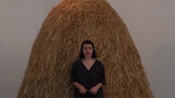 Με το "Mama Klorin" η Doreida Xhogu διηγείται μια προσωπική και συλλογική ιστορία, αυτή της μετανάστριας καθαρίστριας