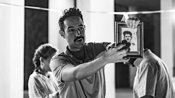 Χάρης Κρεμμύδας: "Στους "Αριστερόχειρες" ο θεατής έχει την ευκαιρία να αντιληφθεί τη σύγχρονη ιστορία της Ελλάδας με άλλο μάτι και να έρθει πιο κοντά της"