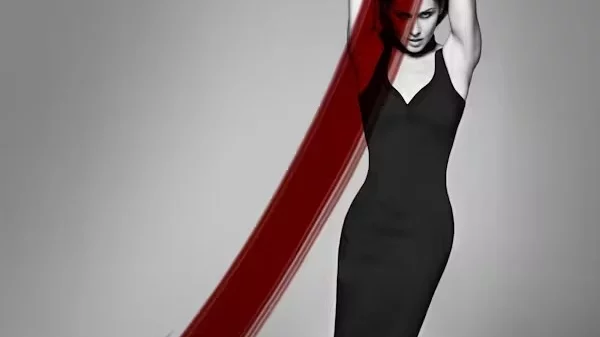 Emma Shapplin: Η Γαλλίδα ντίβα της ποπ όπερας τραγουδά στη σκιά της Ακρόπολης