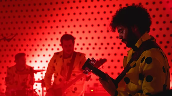 The Page Of Cups: Μια βραδιά με indie rock, χιπ χοπ και εικαστικά στο "The Intermission" του Πειραιά