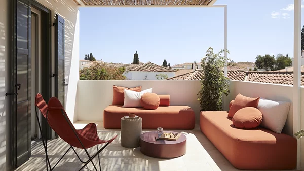 "Yayaki", Σπέτσες: Στο πανέμορφο "σπίτι" του Karl και της Hannah η φροντίδα για τον επισκέπτη είναι η ίδια που δείχνουν στους φίλους και την οικογένειά τους