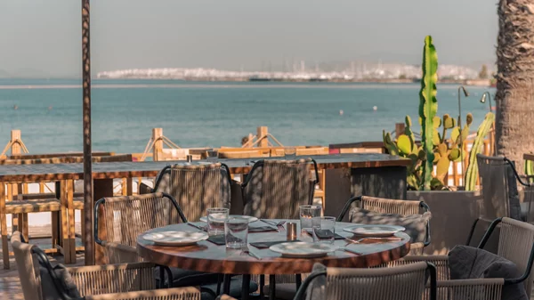 "Nālu": Χαλαρό all-day σημείο συνάντησης πάνω στην παραλία