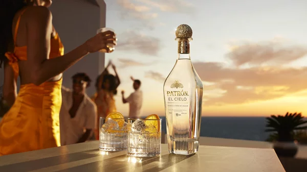 Η τεκίλα PATRÓN μας προσκαλεί σε ένα ακόμη πιο λαμπερό καλοκαίρι με τη νέα PATRÓN El CIELO