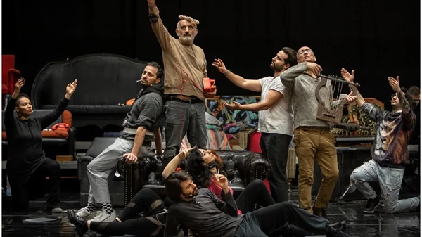 "Φτηνά τσιγάρα" στη Λυρική: Είναι οι δημιουργοί και οι πρωταγωνιστές της "συλλέκτες στιγμών";