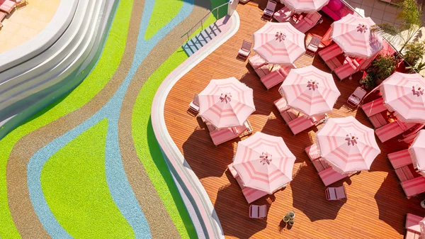 Λένε πως αυτή είναι η πιο στιλάτη πισίνα της Αθήνας