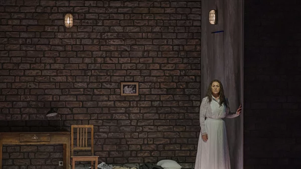 Τσέλια Κοστέα: "Πιο πολύ, αγαπάω την Ελλάδα για το φως της"