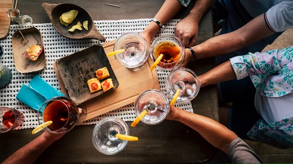 Πού βγαίνουμε για ποτό και φαγητό μετά το γραφείο;