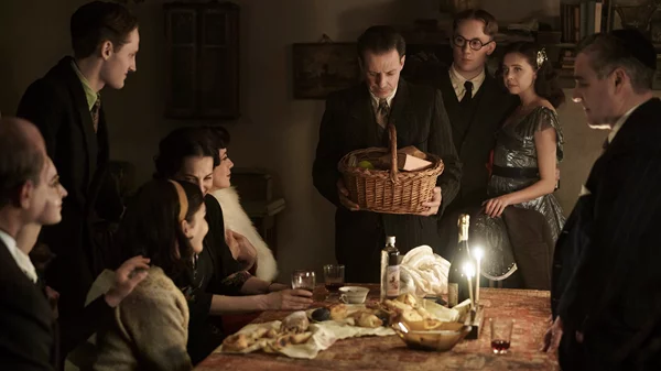 "Το Φως της Ελπίδας": Διαθέσιμη στο Disney+ η σειρά για τη γυναίκα που προστάτευσε την οικογένεια της Άννας Φρανκ