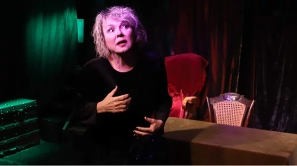 Η "Ζηνοβία η θεατρίνα" αφηγείται τη ζωή της!