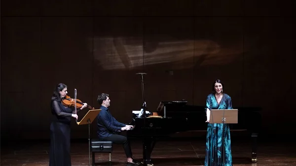 Ελληνικά τραγούδια ξένων συνθετών – "Τραγούδια για τους σκοτεινούς καιρούς": δύο πολύτιμες βραδιές σε Μέγαρο και "Ολύμπια"