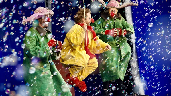 Μικροί και μεγάλοι γίνονται ένα στο φαντασμαγορικό "Slava's Snowshow"