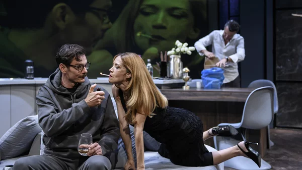 "Demons": Λίγες ακόμα παραστάσεις για το συνταρακτικό δράμα με τους Ιωάννη Παπαζήση, Ιωάννα Παππά, Γιάννη Κουκουράκη και Μαρίζα Τσάρη