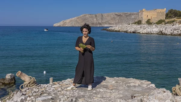 Η Σταυριανή Ζερβακάκου μας καλεί για τροφοσυλλογή στη Μέσα Μάνη