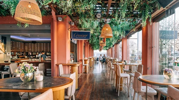 Ο Jason Wasabi μάς ταξιδεύει σε afro deep ρυθμούς στο "Cruiser Bar"