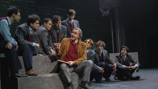 Ο "Κύκλος των χαμένων ποιητών": Μία από τις πλέον αγαπημένες ταινίες όλων των εποχών, ανεβαίνει στη θεατρική σκηνή