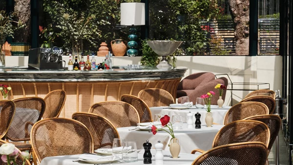 Εκλεκτικά μεσημέρια που φέρνουν την αύρα παλιάς Κηφισιάς στο σήμερα στον κήπο του "Isabella’s"