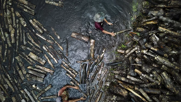 Ο διακεκριμένος φωτογράφος Alain Schroeder απαθανατίζει την ανθρώπινη καθημερινότητα