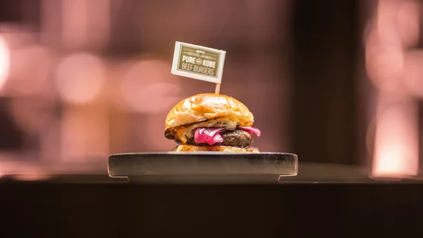 Λαμπερό και σικ "Beefbar Athens"