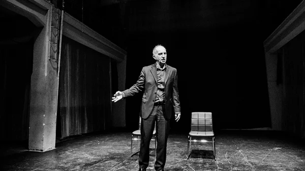 "Καλιγούλας": Κωμική περφόρμανς με αφορμή την αμφιλεγόμενη προσωπικότητα του Ρωμαίου αυτοκράτορα σε διασκευή του Τσέζαρις Γκραουζίνις