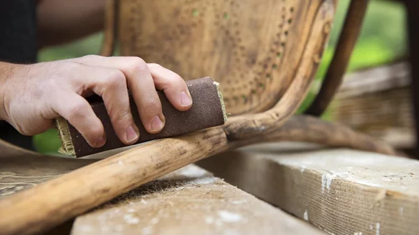 Θα ήθελες να μάθεις πώς να δώσεις νέα ζωή στα έπιπλά σου;