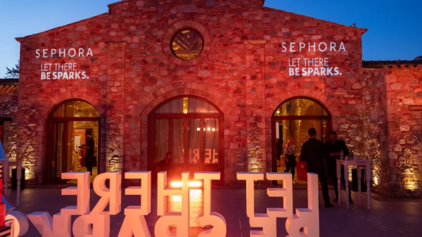 "Let There Be Sparks": Το ονειρικό χριστουγεννιάτικο party της Sephora για το 2023
