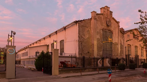 Η έκθεση "This Current Between Us" δεν θέλει να αντιμετωπίσει το εργοστάσιο της ΔΕΗ ως ένα εντυπωσιακό κέλυφος αλλά να σκαλίσει το παρελθόν του και να το φέρει σε διάλογο με τη γειτονιά