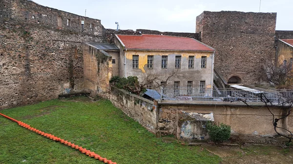 Η κεντρική έκθεση της 8ης Μπιενάλε Θεσσαλονίκης αναμετράται με τα φαντάσματα της πόλης και με την αφελή αυταπάτη ότι μπορείς να τα ταρακουνήσεις