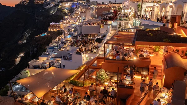 Rizes Gastro Taverna: Ένα φθινοπωρινό ταξίδι γεύσης στη Σαντορίνη