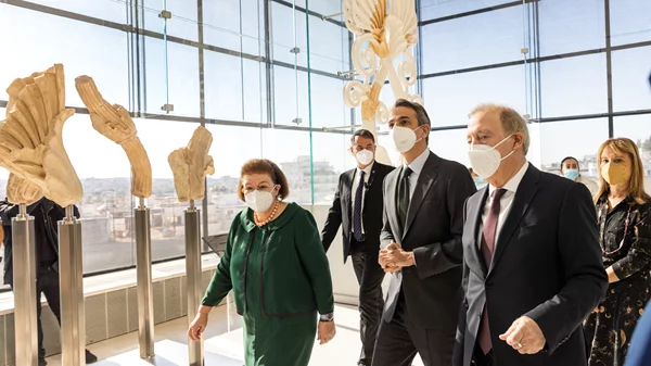 Δέκα θραύσματα απ’ το διάκοσμο του Παρθενώνα παραδόθηκαν στο Μουσείο Ακρόπολης απ’ το Εθνικό Αρχαιολογικό Μουσείο