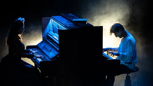 Παράταση παραστάσεων για το "Ανάμεσα σε δύο κόσμους" στο Σύγχρονο Θέατρο